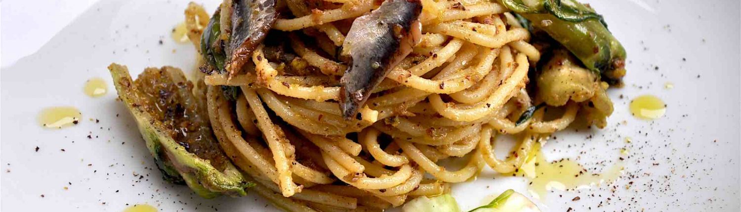 spaghetti alici cetara pistacchi