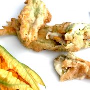 Fiori di zucca fritti con burrata e alici di Cetara