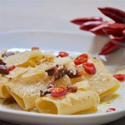 paccheri peperoncino bacon pecorino