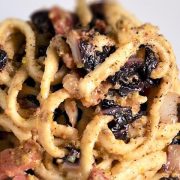 Scialatielli al pesto di pistacchio di Bronte, radicchio trevigiano e speck del Tirolo