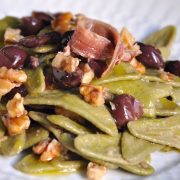 Foglie di ulivo agli spinaci con olive di Gaeta, alici di Cetara e noci