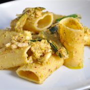 Paccheri con pesto di pistacchi, mandorle e zucchine