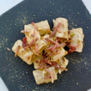 Paccheri, crema di burrata e pistacchi con guanciale croccante